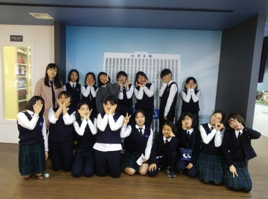 [사진뉴스] 대전문화여자중학교 교사 및 학생 17명은 30일 신문박물관 견학