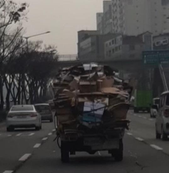 짐 가득 싣고 달리는 화물차량 위태위태