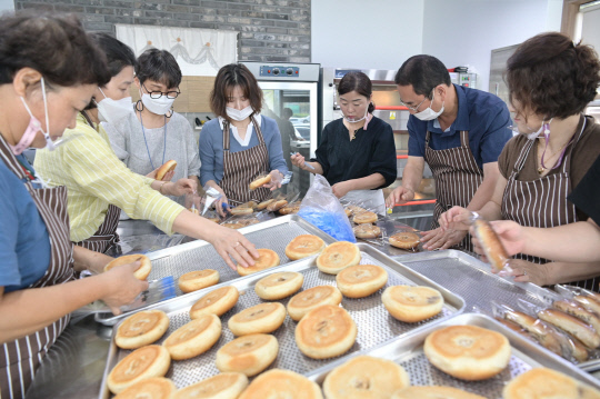 이존관 공주부시장, 사랑의 빵 나눔 자원봉사 펼쳐