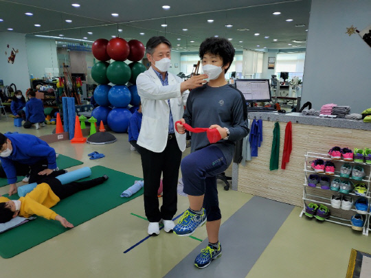 교육 서포터즈단 호재활의학과 재능기부로 학생 건강 증진