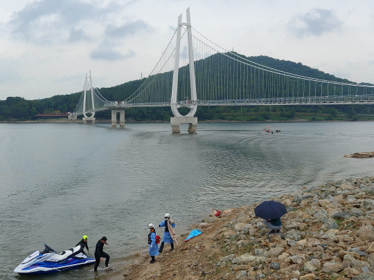 이달 중순 개통 탑정호 출렁다리 안전 점검 및 구조 훈련 실시
