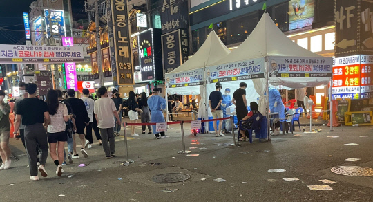 수도권 4단계 첫 주말 원정 유흥객 여전한 천안 두정동