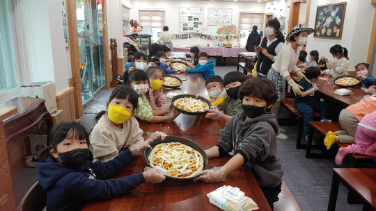 공주교동초병설유, 피자 만들기 현장학습 흥미와 참여가 높아 호응