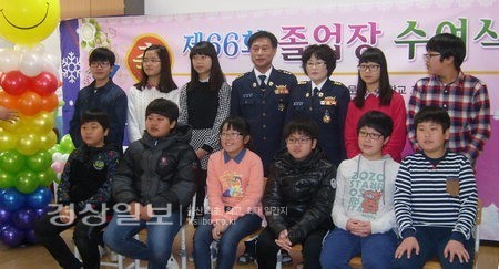 청량지역 남·녀 의용소방대, 문수초등학교에 장학금 전달