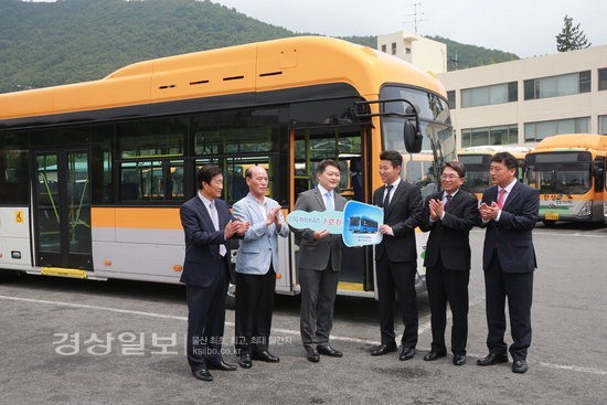 현대자동차, CNG하이브리드 버스 남성여객에 전달
