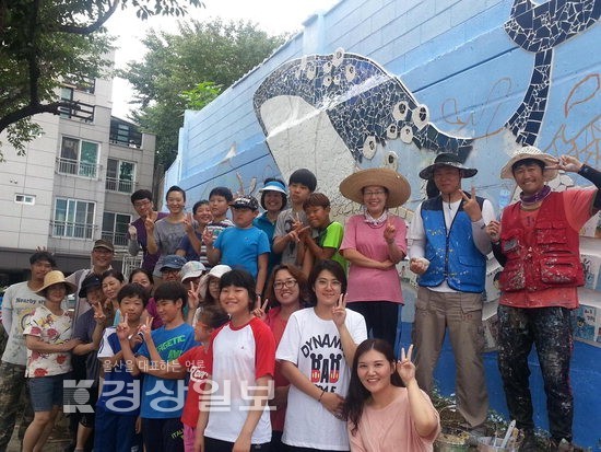 울산시 동구 방어진초등학교, 학교 정문 옆 담장에서 벽화그리기 사업 실시