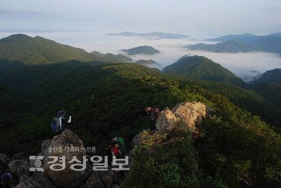 [백두에서 한라까지]구름바다 속 헌걸찬 능선마루…번뇌마저 놓아버렸다