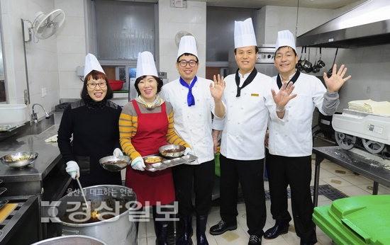 현대중공업이 운영하는 한마음회관 식당 조리사들, 지역 어르신 150여 명에게 점심식사 제공