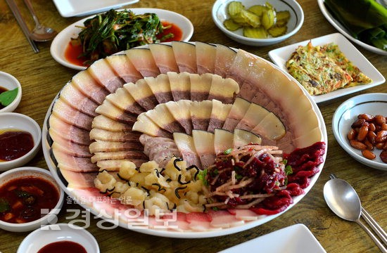 [이야기가 있는 울산맛집-맛 그리고 인생]고래고기 한 점…씹을수록 우러나는 장생포의 추억