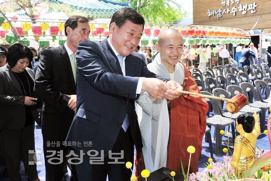 봉축 법요식에서 만초 주지 스님과 박성민 중구청장, 관욕식 가져