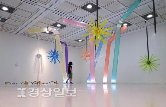 모하창작스튜디오 입주작가 개계인(犬鷄人)전 마련