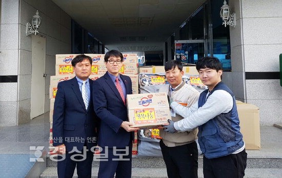 (주)서원유통 탑마트 천상점과 구영점, 어려운 이웃을 위해 사용해달라며 200만원 상당의 물품 전달