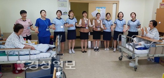 굿모닝병원, 입원치료 중인 어르신들에게 카네이션과 선물 전달