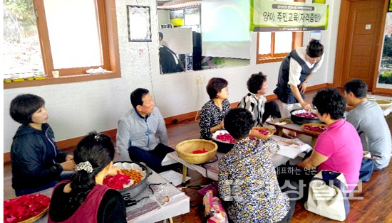 김경희 산들애꽃차연구원장, 남해군 드므개 체험관에서 꽃차 강의