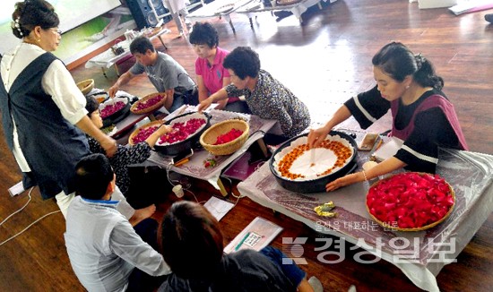 김경희 산들애꽃차연구원장, 남해군 드므개 체험관에서 꽃차 강의
