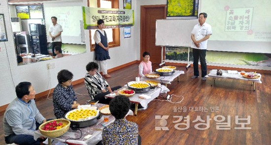 김경희 산들애꽃차연구원장, 남해군 드므개 체험관에서 꽃차 강의