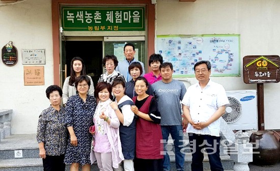 김경희 산들애꽃차연구원장, 남해군 드므개 체험관에서 꽃차 강의