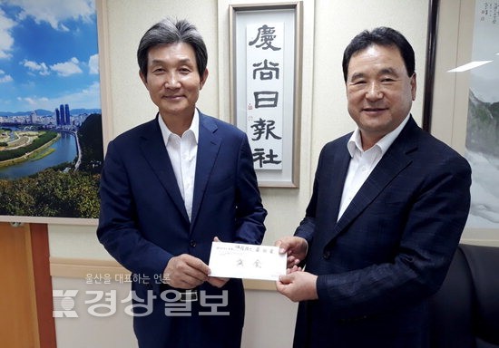 세무법인 송림 울산지점의 엄전중 대표세무사, 경상일보 복지기금으로 100만원 기탁