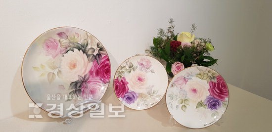 천년이 지나도 변하지 않는 아름다움…포슬린 페인팅 전시회