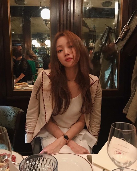 이성경, 치명적 눈빛으로 고혹적 자태 과시…섹시美 물씬