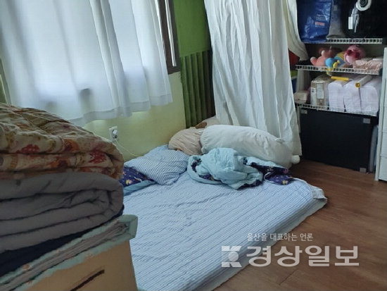 [집다운 집으로]빚에 짓눌린 엄마와 불안에 떠는 아이