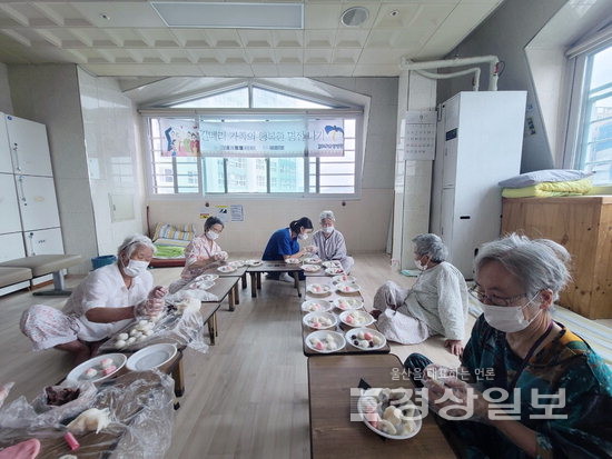 길메리요양병원 송편 빚으며 명절기분 내세요