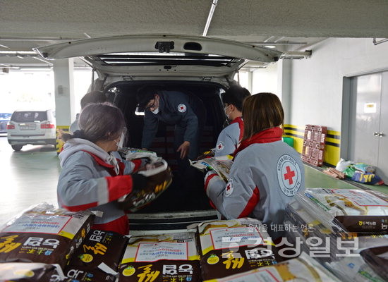 대한적십자사 울산시지사, 대한유화(주) 후원으로 마련한 백미와 주부식세트 전달