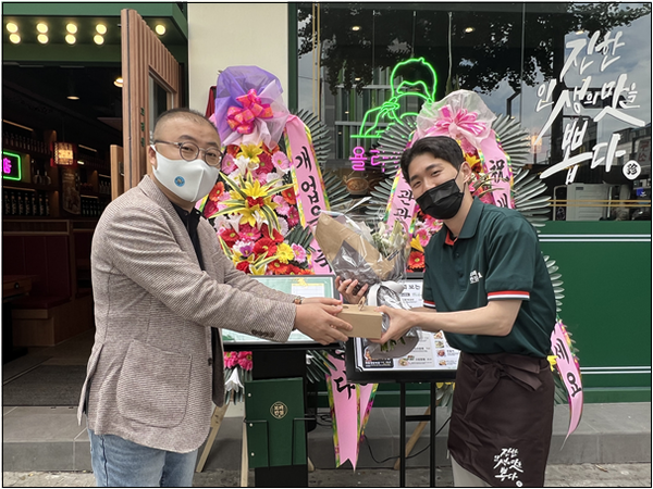 ㈜보배에프앤비, 보배반점 가맹점주에 100호점 돌파 기념선물 증정