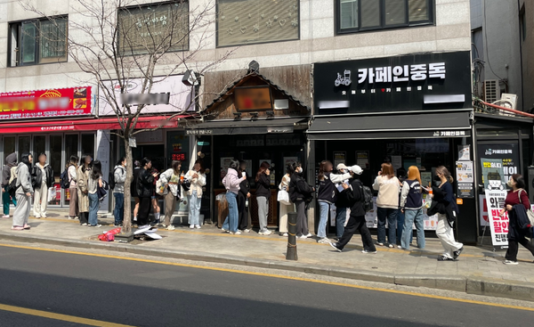 카페인중독 숙대입구점 두번째 와플데이 진행