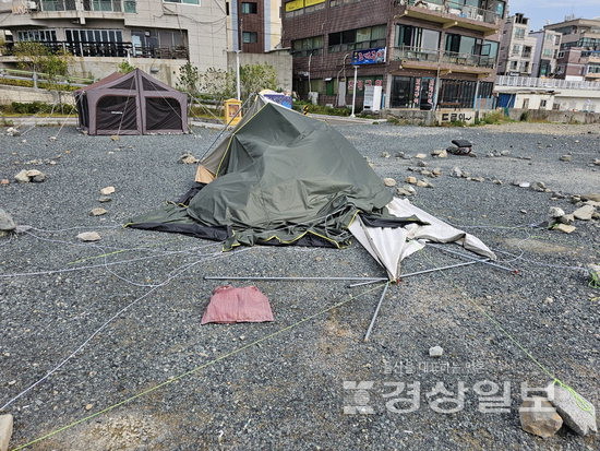 정식 개방 안했는데…꽃바위바다소리길 텐트 가득