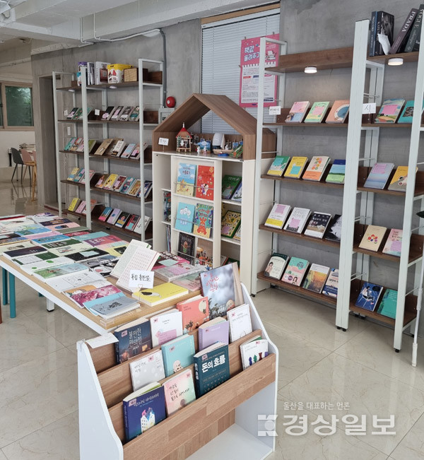 울산 옥동에 위치한 센 강변의 작은 책방, 강건모 작가의 무탈한 하루 북토크 진행
