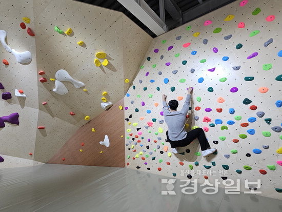 방어동 권역 유일 공공체육시설 꽃바위체육센터 가보니...수준급 실내 암벽등반장 벌써부터 입소문
