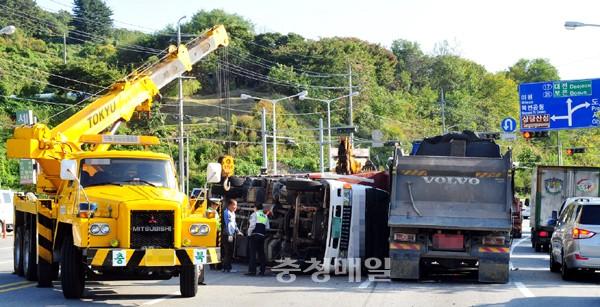 청주 명암타워 앞 삼거리서 또 트럭 전복 사고