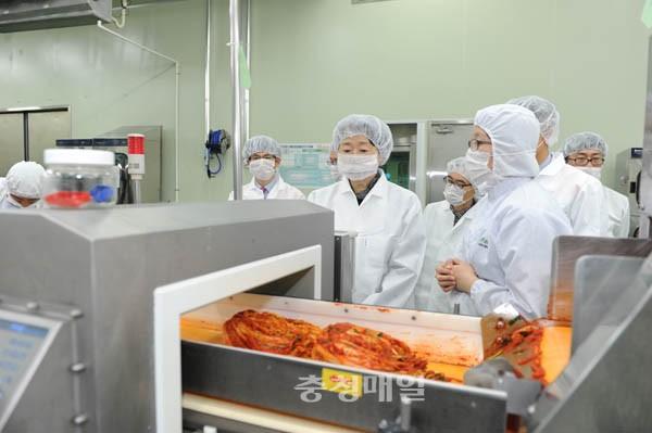 김승희 식약처장, 김치 제조업체 현장점검
