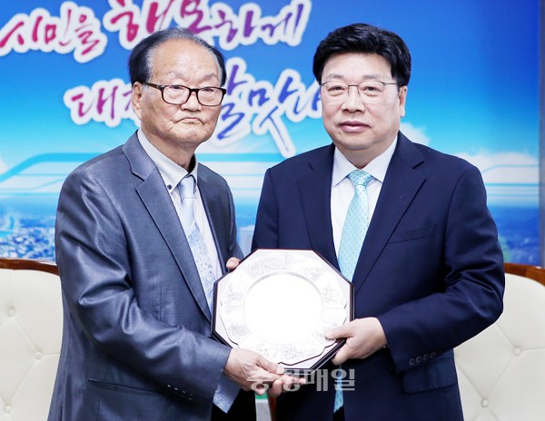 대전 영구임대아파트 주민대표, 권선택 시장에 감사패