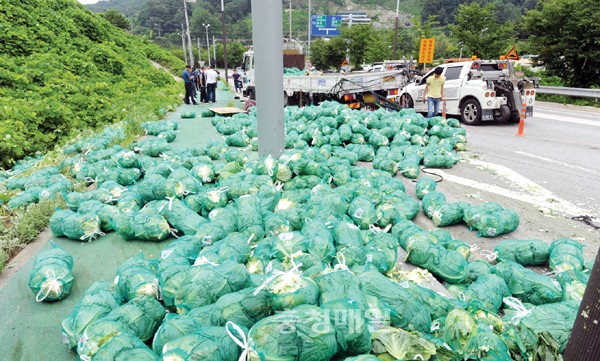 청주 산성도로 또 사고…화물차 기우뚱 승용차와 충돌