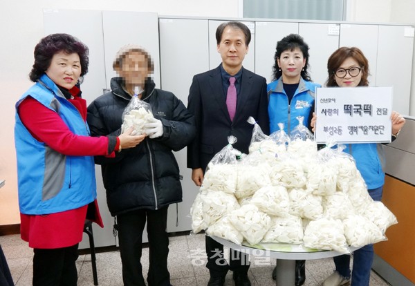 천안 부성2동 행복키움지원단, 떡국떡 전달