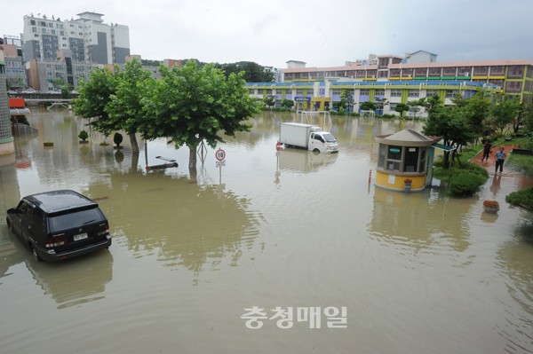 교실·급식소 잠기고 옹벽 무너지고