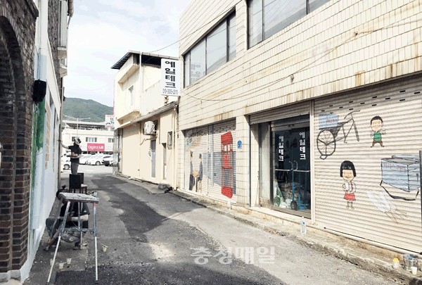 어둡고 칙칙한 골목길에 활력 불어넣는다