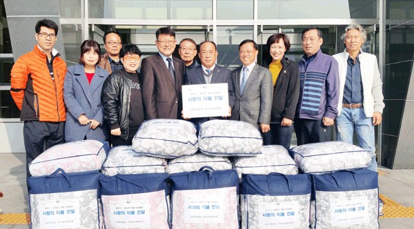 충주 교현안림동 주민자치위, 독거노인 이불 전달