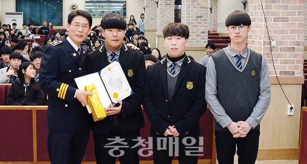홍성경찰서, 모범 청소년에게 감사장 수여