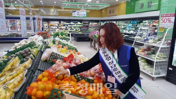 영동농협 하나로마트 명예점장 첫 근무