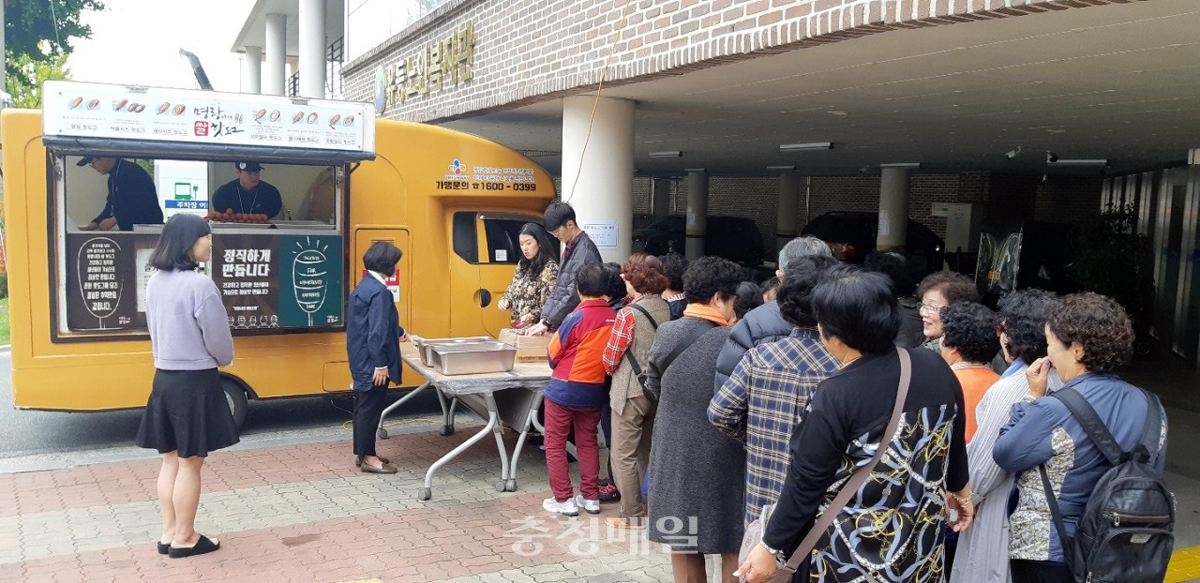 서구·명랑시대협동조합, 노인들에 핫도그 제공