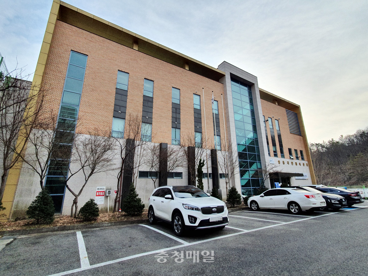 영동 수영장 기약없는 휴장…주민들 반발