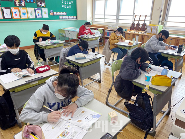 충남 청양 청남초, 1일 1한자 쓰기