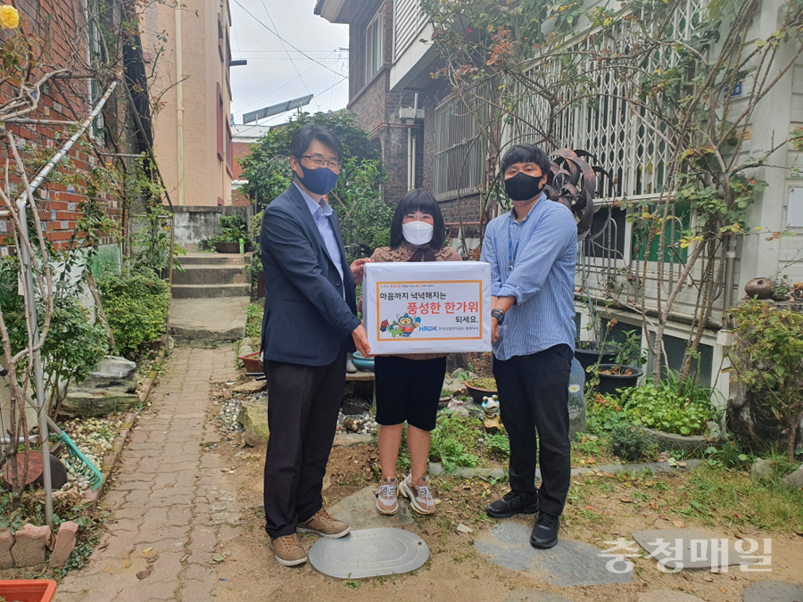 충북 산업인력公, 참 좋은집에 성금 전달