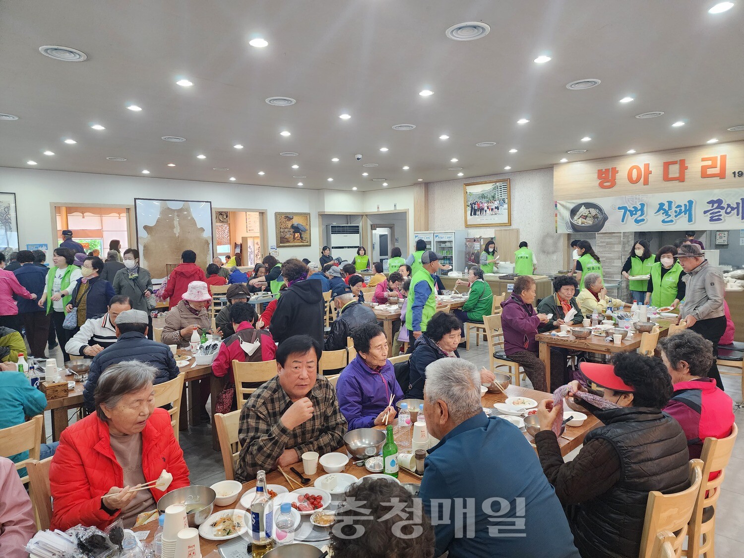 충남 천안시, 방아다리 식당15년째  경로잔치 열어
