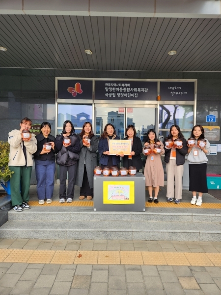 충남 아산 코닝정밀소재 어린이집, 탕정한마음종합사회복지관에 사랑의 김장김치 전달 눈길