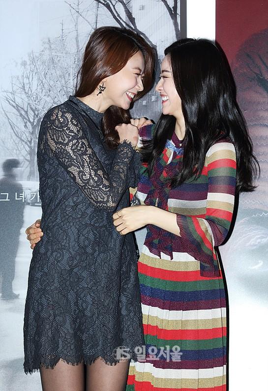 [IS포토] 임성언-홍수아, 사진찍다가 빵 터진 멜리스 미녀 둘