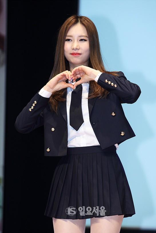 [IS포토] 블루미 건영, 너 때문이야 발랄만땅 하트는 보너스~